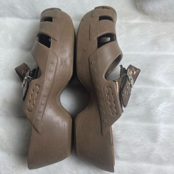 Dr Scholl’s nurse’s clogs tan with bronze strap size 10 - Picture 6 of 12